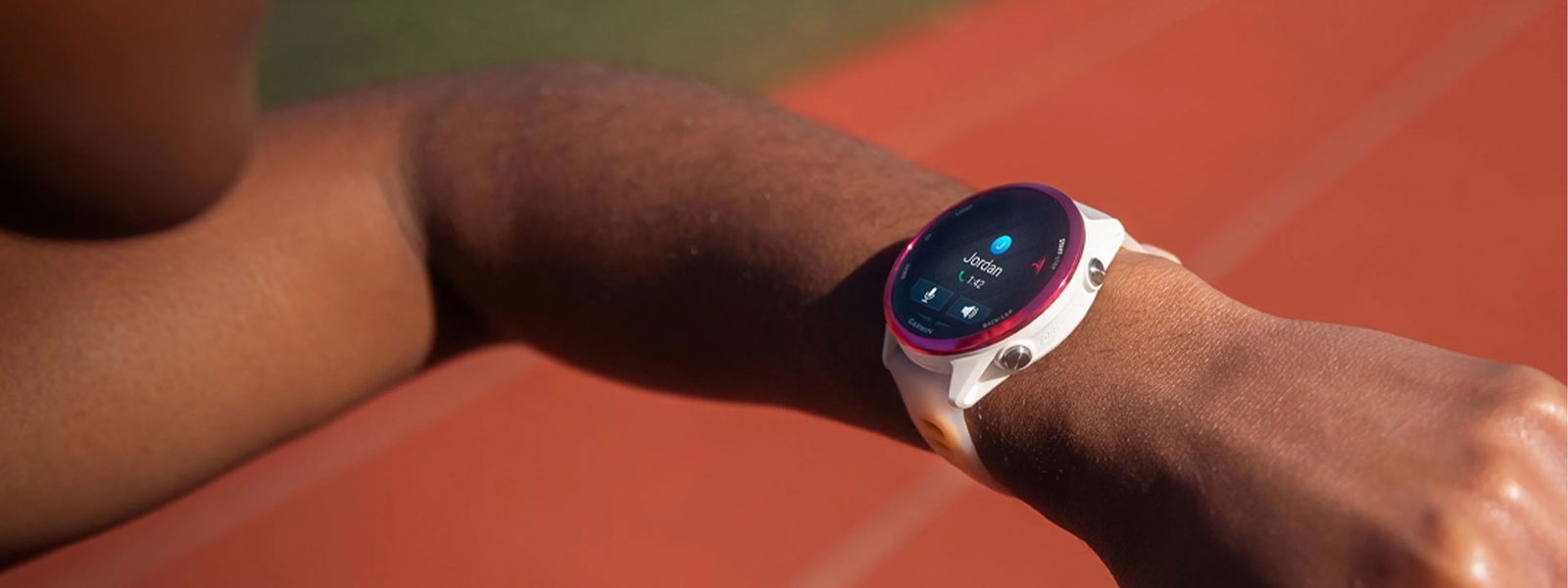 Anrufe vom Handgelenk Dank integriertem Lautsprecher und Mikrofon