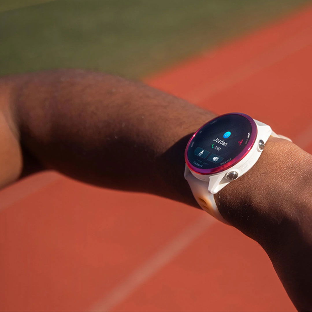 Anrufe vom Handgelenk Dank integriertem Lautsprecher und Mikrofon